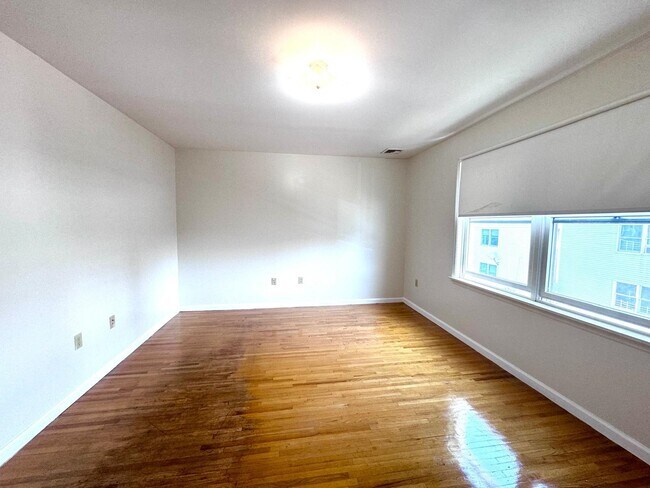 Building Photo - 161 W 53rd St