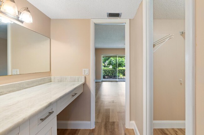 Building Photo - 12015 Greenway Cir S