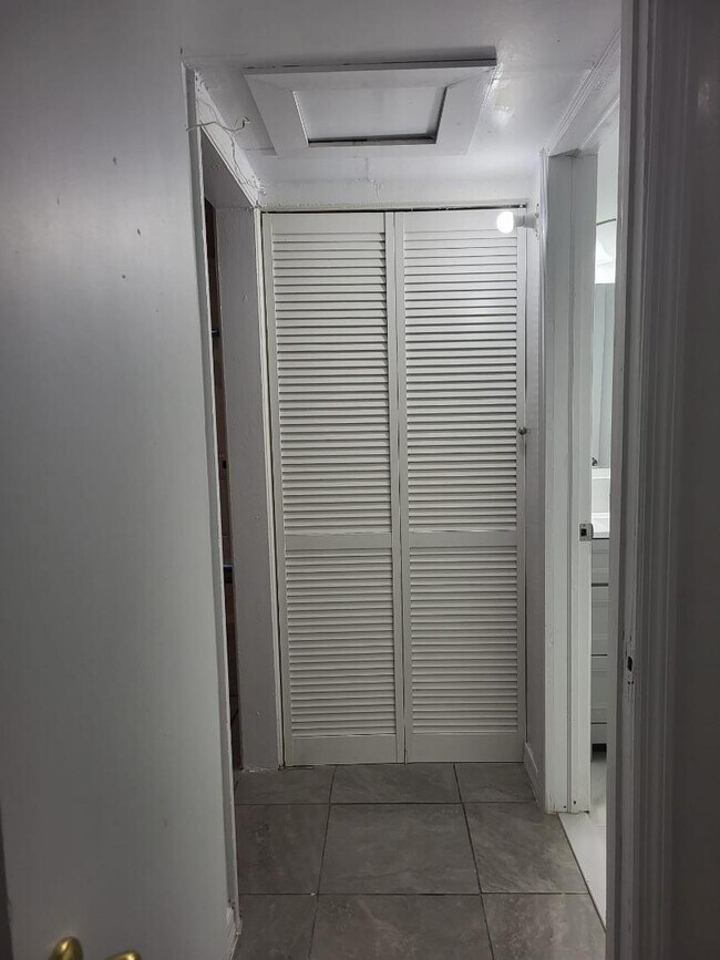 Building Photo - 1013 State St