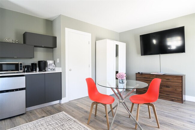 Building Photo - 1020 N Victoria Park Rd