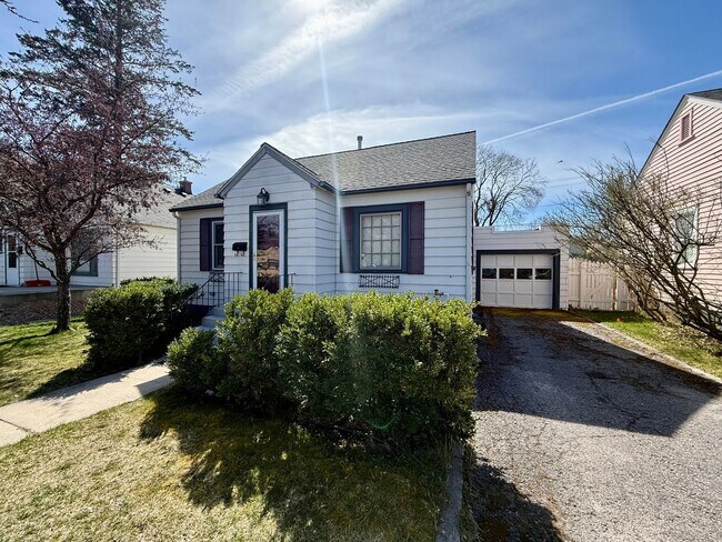 Building Photo - 3 Bedroom / 2 Bath Home - Bespoke Elegance in the University District!