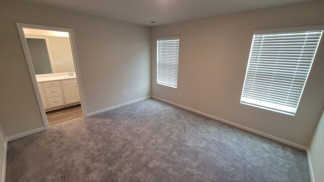 Building Photo - 3 bed, 2.5 Bath Townhome Available in Reid...