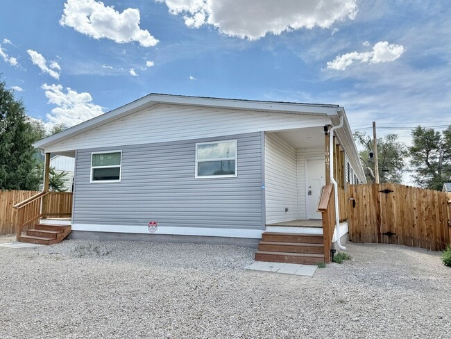 Building Photo - 1909 E Routt Ave