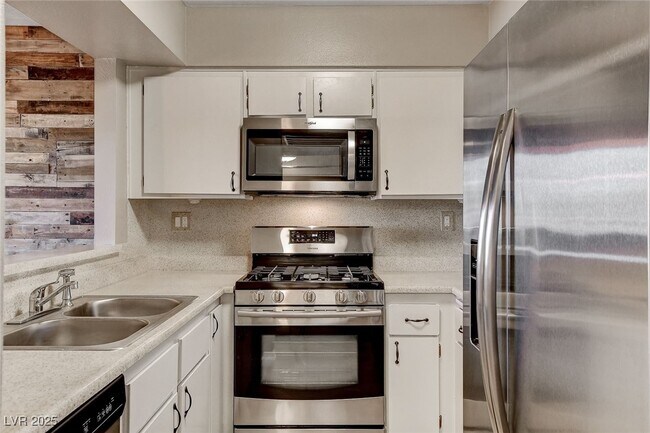 Building Photo - 1544 Hialeah Dr