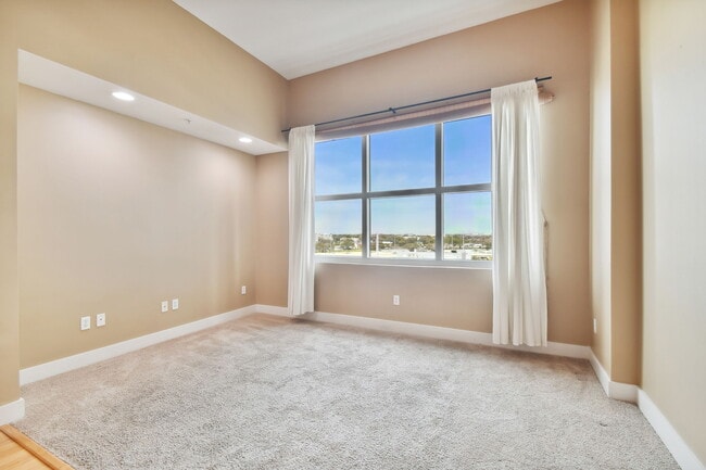 Building Photo - 1120 E Kennedy Blvd