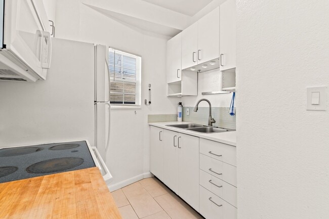 Building Photo - Fully Renovated 2-Bedroom in West Oakland McClymonds Neighborhood