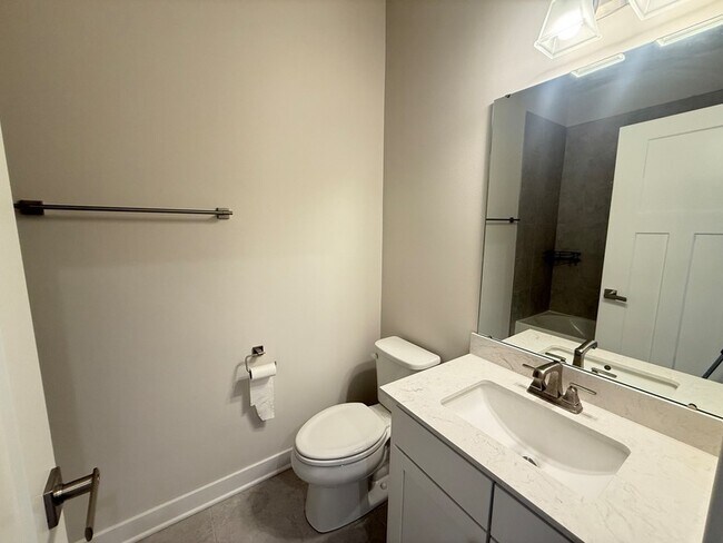 Building Photo - 772 Weller Dr