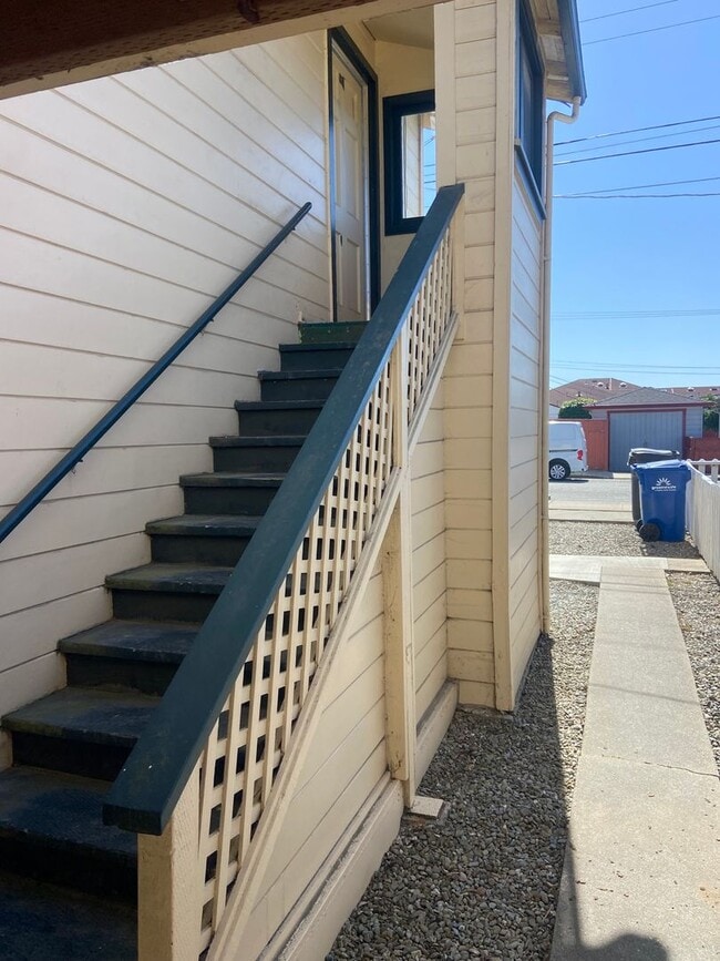 Building Photo - Furnished Spacious 1 Bedroom / 1 Bath Uppe...