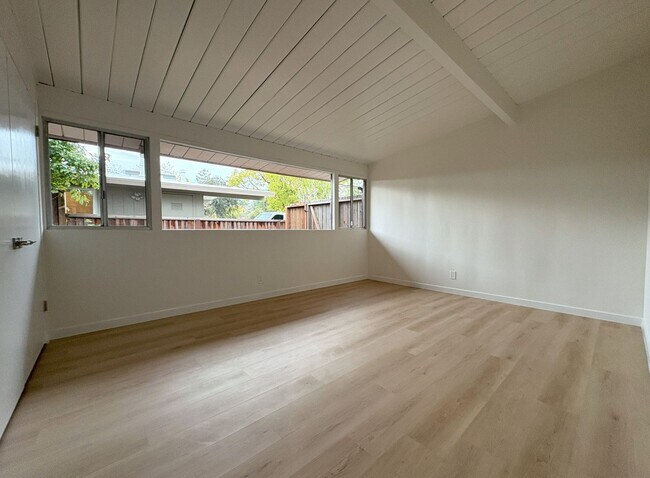 Building Photo - Newly Remodeled Single Family Home Available Now!