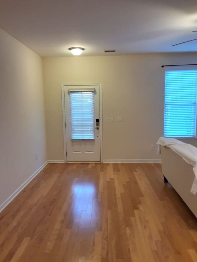 Building Photo - Beautiful townhome in International Club