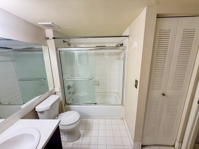 Building Photo - SPACIOUS 2/2 WITH SPLIT FLOOR PLAN WITH BALCONY ACCESS!