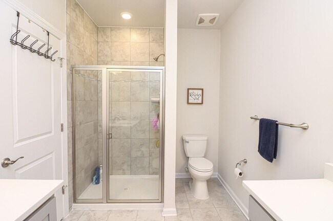 Building Photo - Stunning 3 Bed 2.5 Bath, Newer Condo-Style...