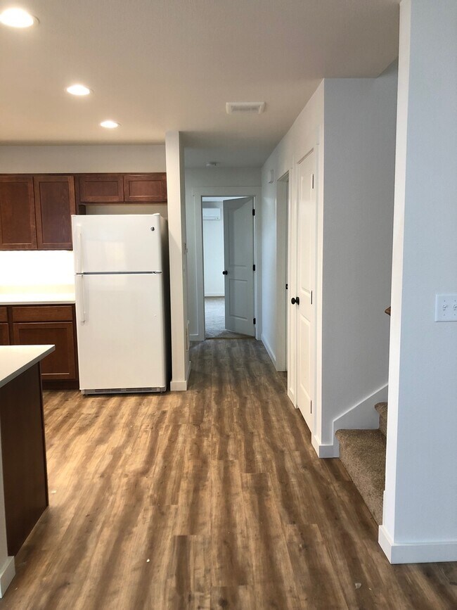 Building Photo - 4.5 Bathrooms ! 4 large bedrooms! Close to CWU
