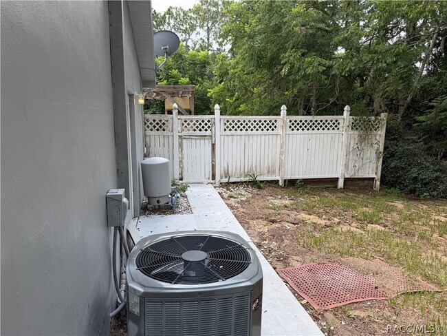Building Photo - 1405 Eden Dr