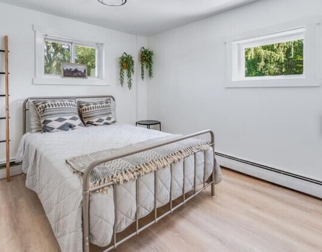 Building Photo - 263 S Quaker Ln