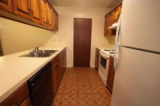 Building Photo - Hampton Drive Duplex Available August!