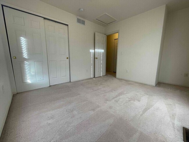 Building Photo - 451 Stardust Ct