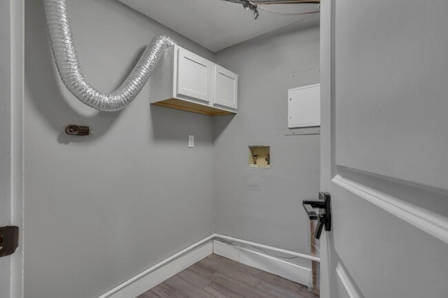 Building Photo - Beautiful 3 Bedroom 1.5 Bathroom Townhome Minutes from Easton