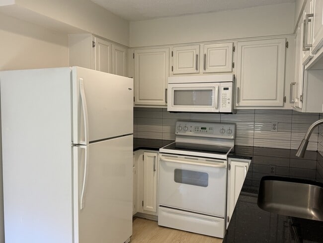 Building Photo - 1513 Kendall Dr