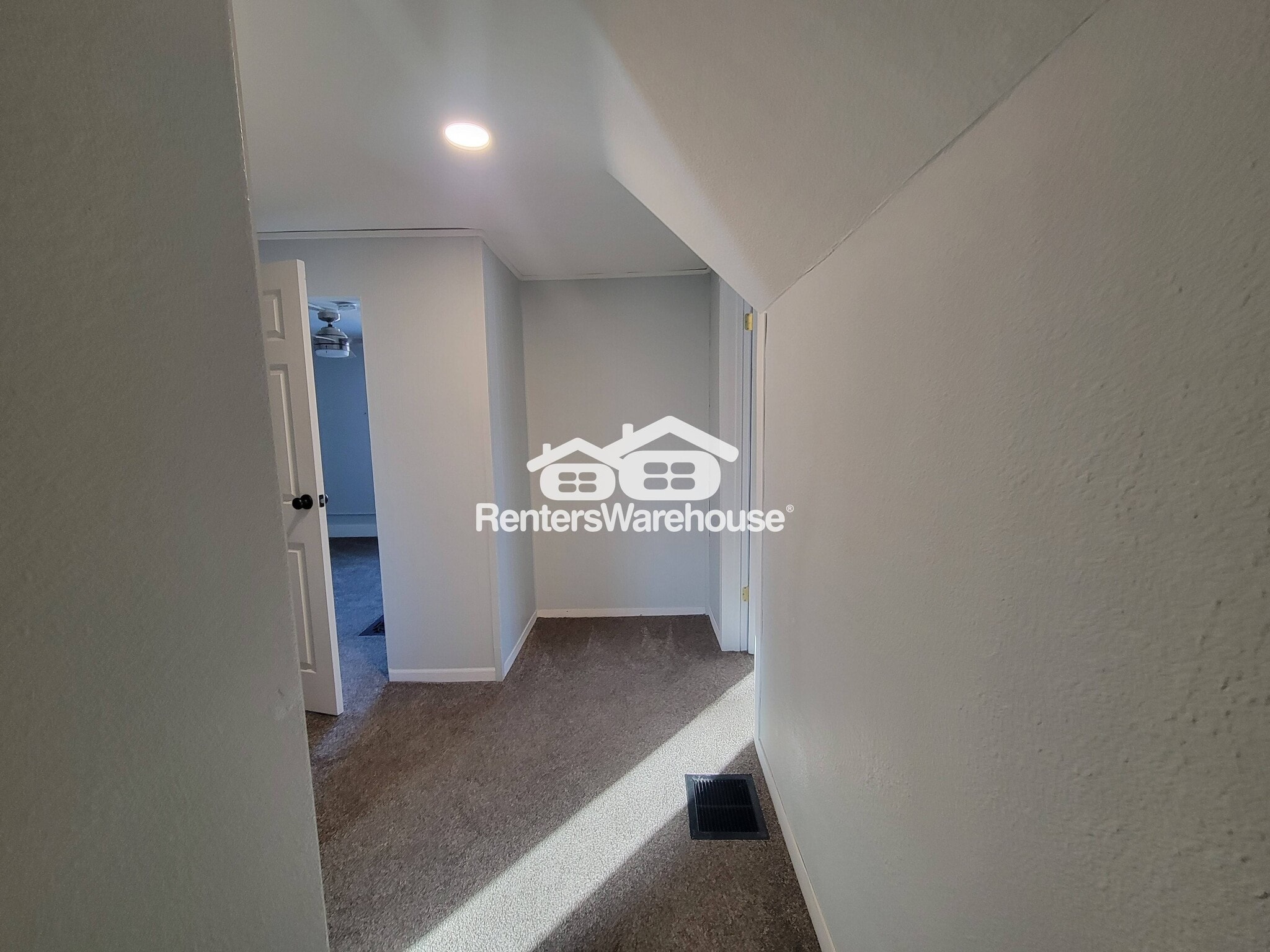 Building Photo - 206 Main St W