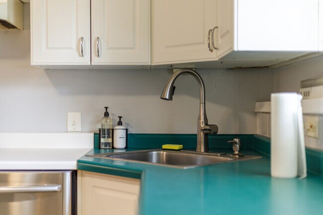 Building Photo - 1416 E Hollow Dale Dr