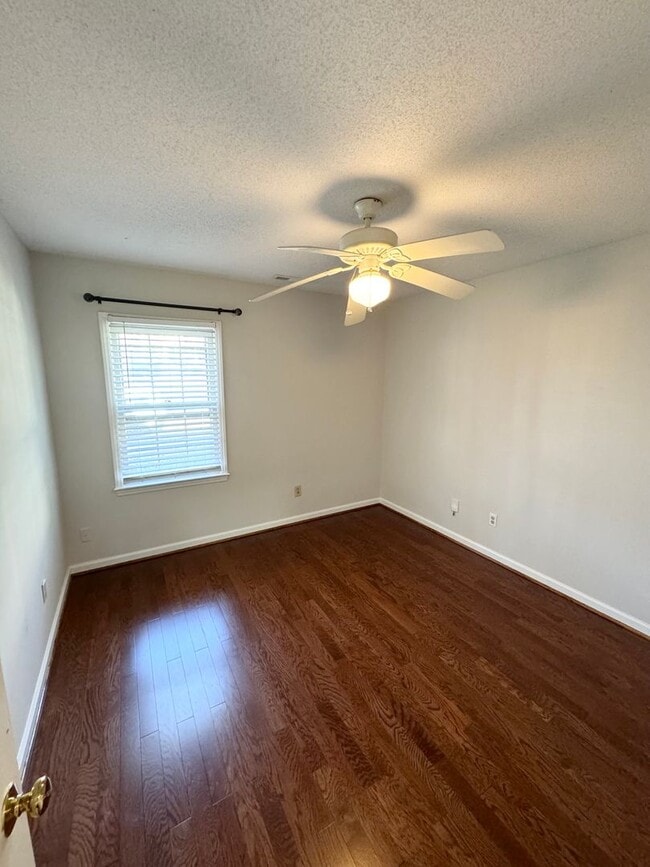 Building Photo - 3 BR 2 Bath Townhome