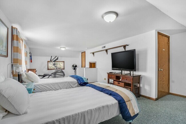 Building Photo - 5457 Warren St