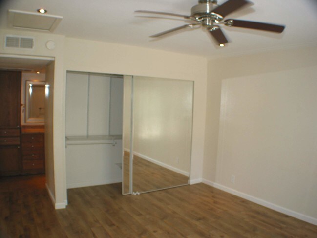 Building Photo - 2849 S Fairview St