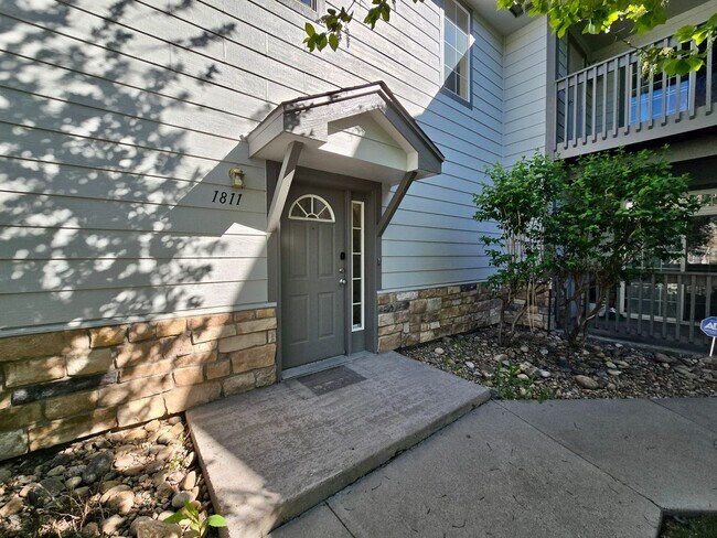 Building Photo - Spacious, Updated 2BR / 2 BA Condo in Gated Community!