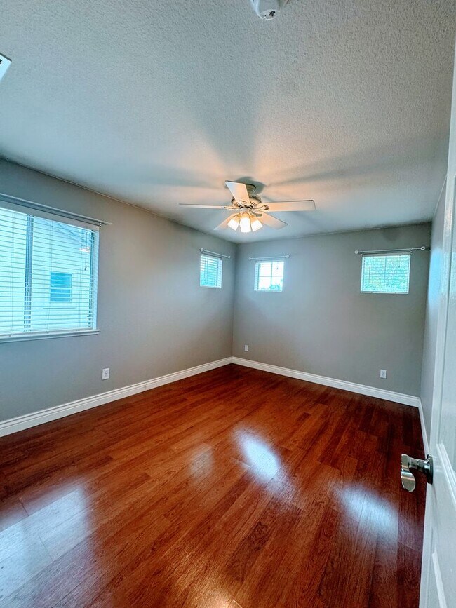 Building Photo - 477 Fisher Cir