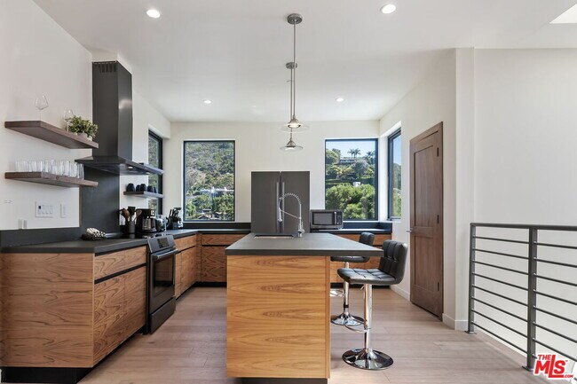 Building Photo - 3843 Rambla Pacifico St
