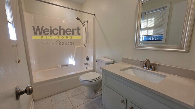 Building Photo - 3 bed, 2 bath in Center Hill