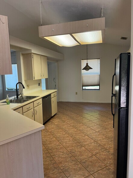 Building Photo - 17026 Southside Ct
