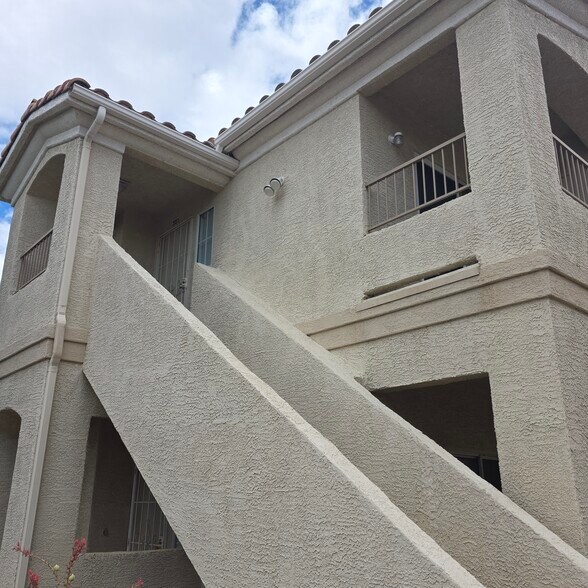 Upstairs Unit - 1881 W Alexander Rd