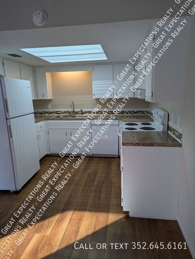 Building Photo - 121 SE 13th Ave