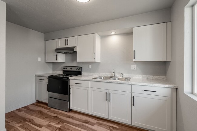 Building Photo - 1028 W 11th St