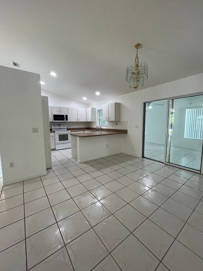 Building Photo - Single family Home with Florida room!