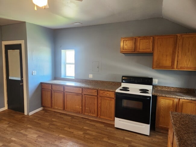Building Photo - 106 W Comanche Ave