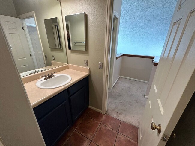 Building Photo - 2 Bed/ 1.5 Bath Home