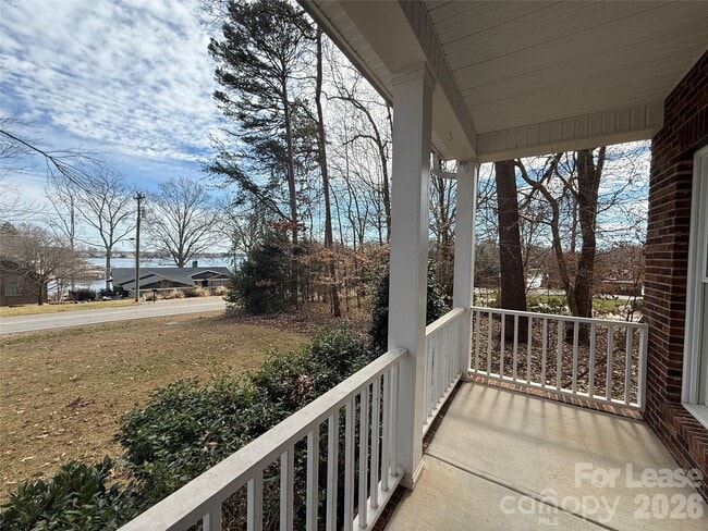 Building Photo - 3993 Lake Shore Rd S