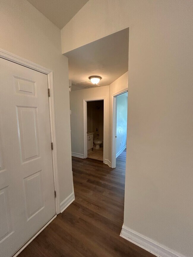 Building Photo - 2031 Sunny Dale Dr