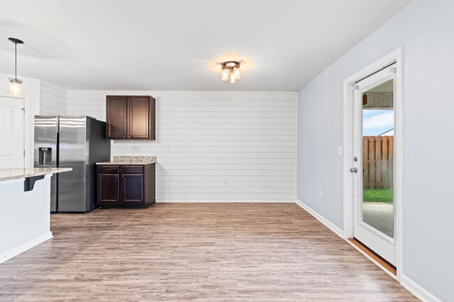 Building Photo - Redstone Commons 4bed/2bath Available Now!
