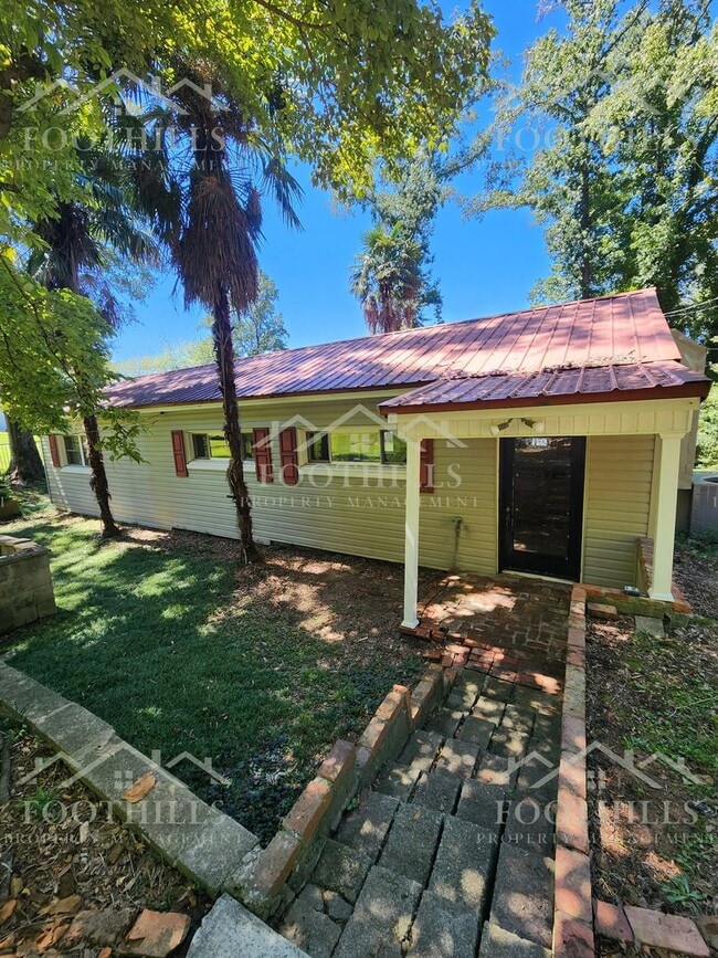 Building Photo - Charming Lake Cottage 2 Bedroom/2 Bath