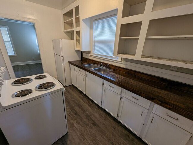 Building Photo - Newly Updated 2 bedroom home Near Downtown...