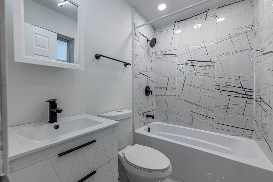 Building Photo - 446 E Siebenthaler Ave