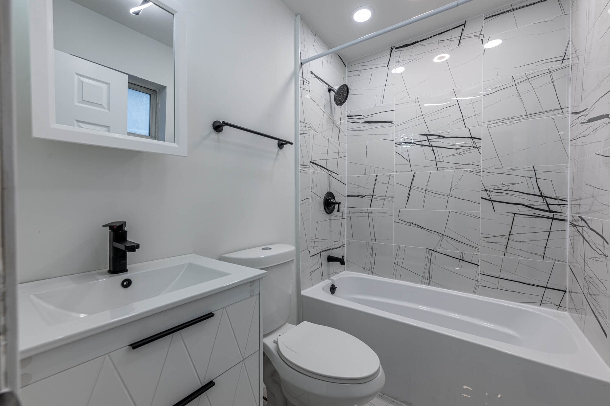 Building Photo - 446 E Siebenthaler Ave