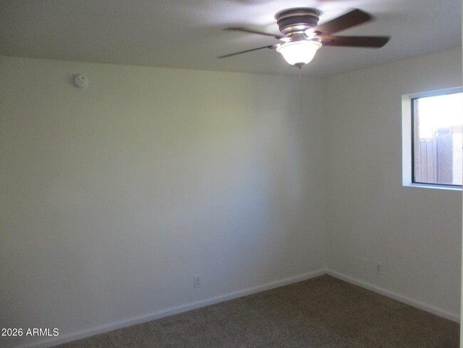 Building Photo - 820 W Knox Rd