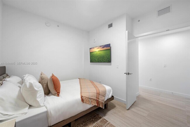 Building Photo - 580 72nd St