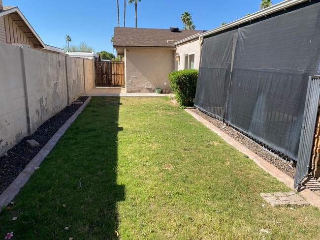 Building Photo - Pool & Built In BBQ