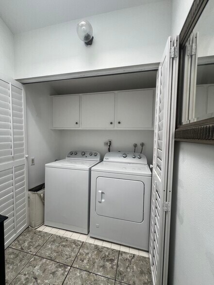 Building Photo - 9601 Sylmar Ave